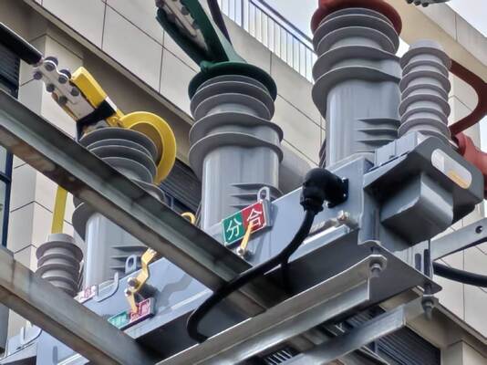 220VAC±10% Выходное напряжение IP67 водонепроницаемое Ультранизкое потребление энергии (~ 6W) Устройство питания для перекрытия с емкостным извлечением напряжения